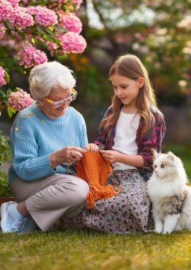 Firefly abuelita linda haciendo crochet en el jardin y una chica linda sacando fotos a las flores un (3)